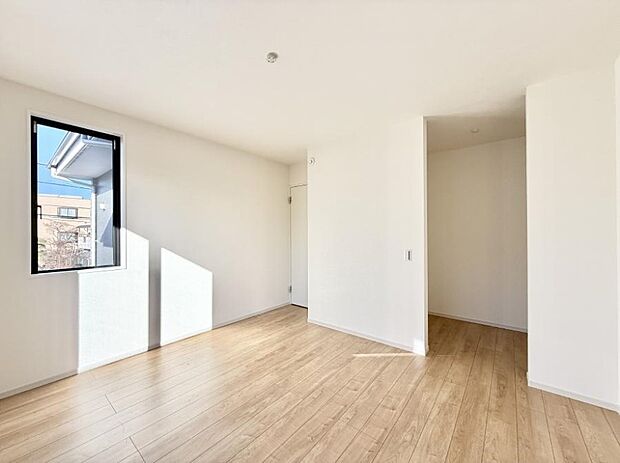 【寝室】■窓の配置や通気性の良い設計で部屋の空気がこもらず、常に新鮮な空気が流れます