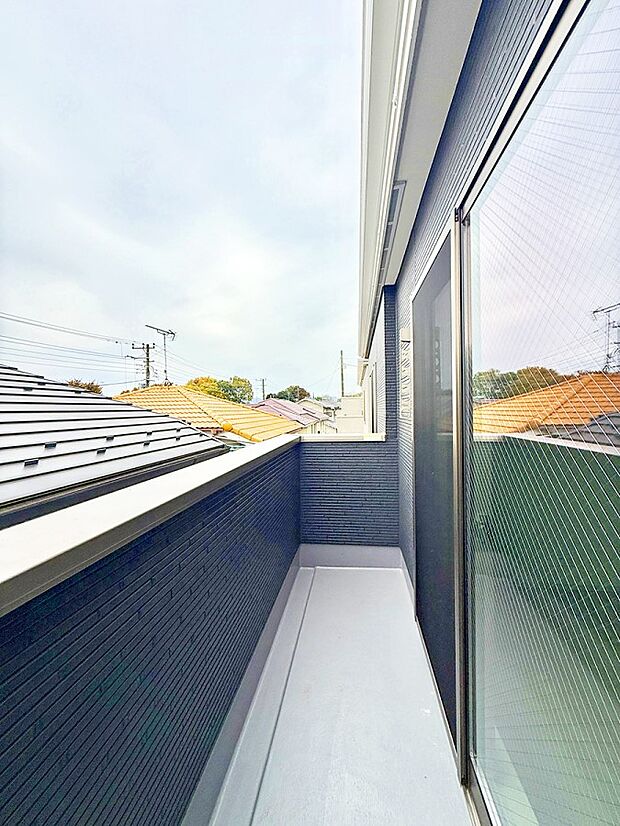 【バルコニー】■ 季節の移ろいを感じられる開放的な空間です