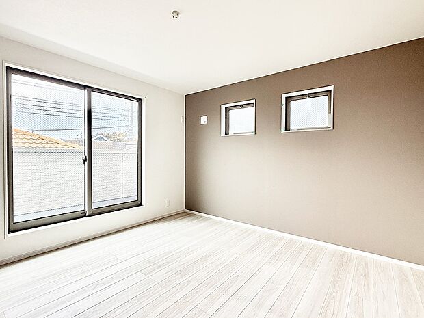 【リビング以外の居室】■落ち着いた色合いのお部屋で穏やかな時間を楽しめます