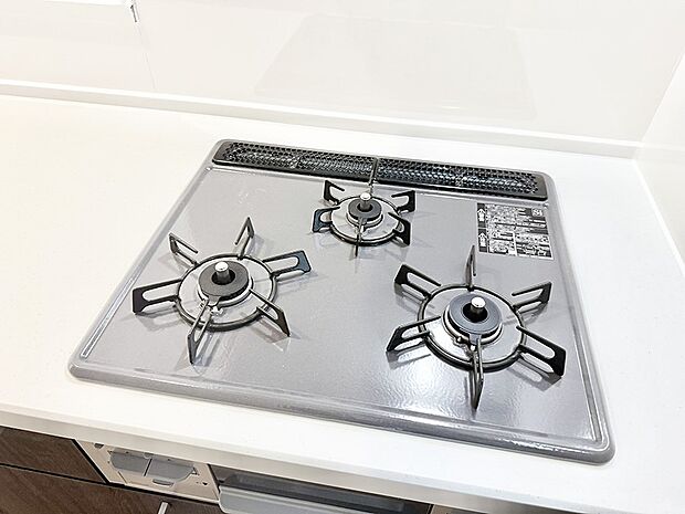 【3口ガスコンロ】■3口コンロのシステムキッチンで料理の手順もスムーズに