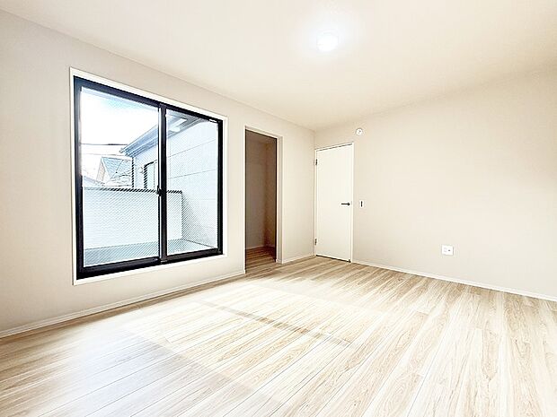 【寝室】■窓の配置や通気性の良い設計で部屋の空気がこもらず、常に新鮮な空気が流れます