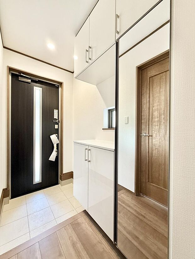 【玄関】■ ここから始まる一日、すっきり整った玄関