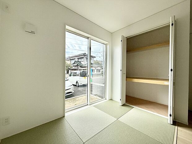 【リビング以外の居室】■落ち着いた色合いのお部屋で穏やかな時間を楽しめます