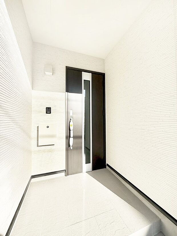 【玄関】■ 帰るたびにホッとする、安心感のある佇まい