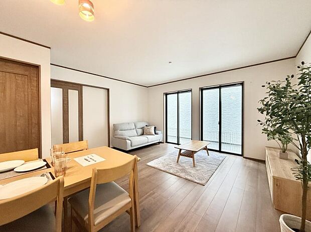 【リビング】■窓の配置や通気性の良い設計で部屋の空気がこもらず、常に新鮮な空気が流れます