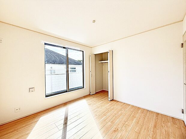 【リビング以外の居室】■落ち着いた色合いのお部屋で穏やかな時間を楽しめます