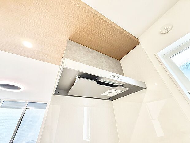 【レンジフード】■調理時の蒸気や匂いが換気扇に誘導され、効率的に排煙ができます。