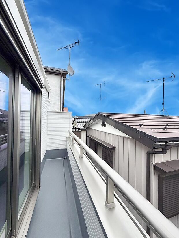 【バルコニー】■ 季節の移ろいを感じられる開放的な空間です