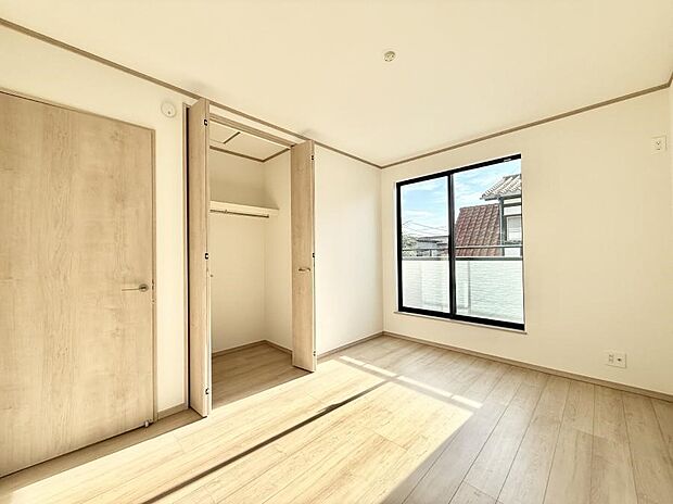 【リビング以外の居室】■落ち着いた色合いのお部屋で穏やかな時間を楽しめます