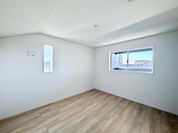 【寝室】■シンプルな空間で、収納付きベッドやデスクなど、多機能な家具を活用しやすいです