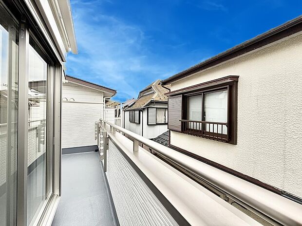 【バルコニー】■ 心地よい風と光を感じる、くつろぎのバルコニー