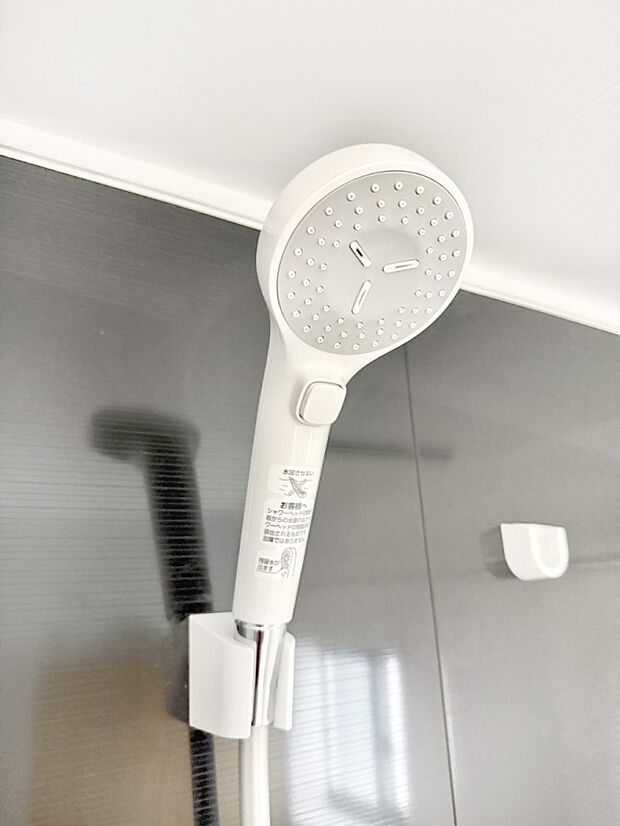 【止水シャワーヘッド】■わざわざシャワー水栓のレバーまで手を伸ばす必要がなく、簡単に止水できる
