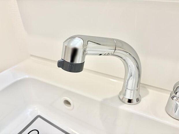 【ハンドシャワー付洗面台】■細かい部分まで洗いやすく便利なハンドシャワー付き