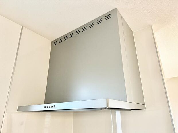 【レンジフード】■調理時の蒸気や匂いが換気扇に誘導され、効率的に排煙ができます。