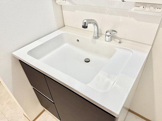 【ハンドシャワー付洗面台】■手洗いや顔を洗う時も快適に使える便利なシャワー