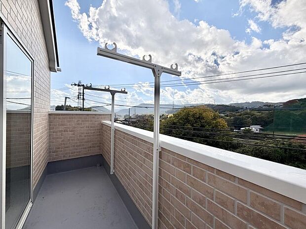 【バルコニー】■ 季節の移ろいを感じられる開放的な空間です