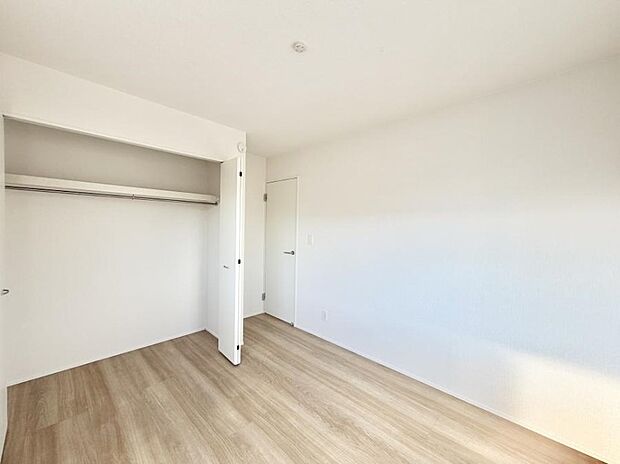 【リビング以外の居室】■落ち着いた色合いのお部屋で穏やかな時間を楽しめます