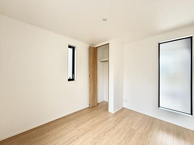 【寝室】■窓の配置や通気性の良い設計で部屋の空気がこもらず、常に新鮮な空気が流れます