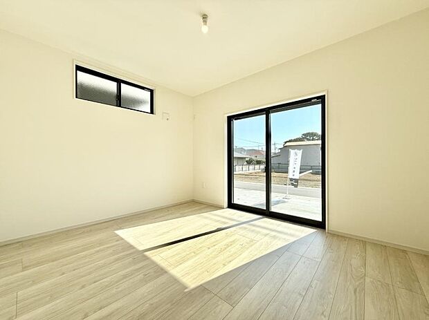 【寝室】■窓の配置や通気性の良い設計で部屋の空気がこもらず、常に新鮮な空気が流れます