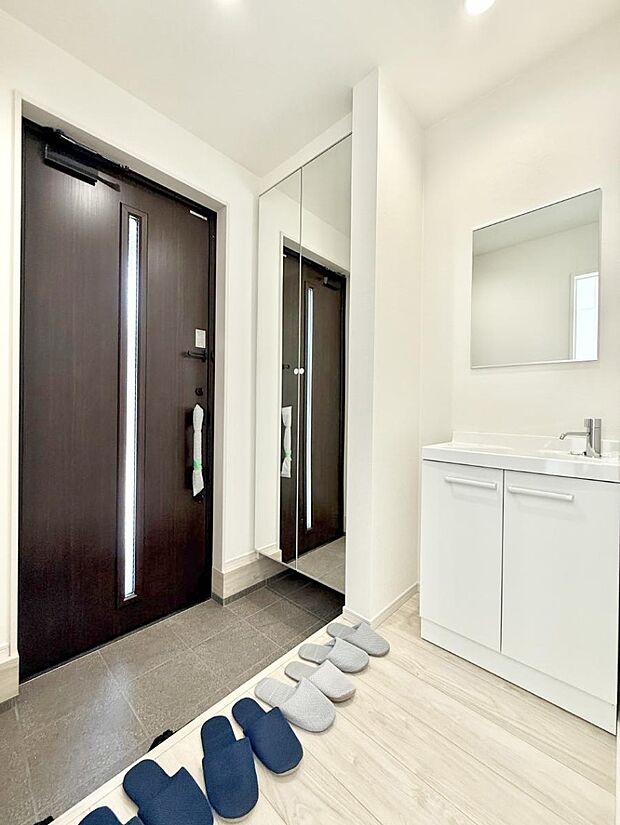 【玄関】■ 家族やゲストをやさしく迎える、心地よい空間