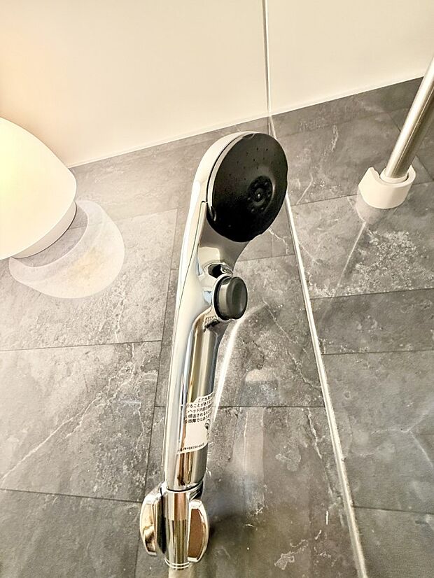 【止水シャワーヘッド】■わざわざシャワー水栓のレバーまで手を伸ばす必要がなく、簡単に止水できる