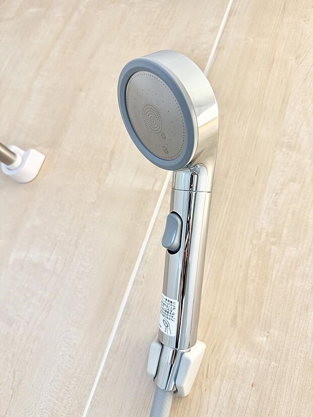 【止水シャワーヘッド】■手元で簡単に止水できるため、水の無駄遣いを減らすことができます。