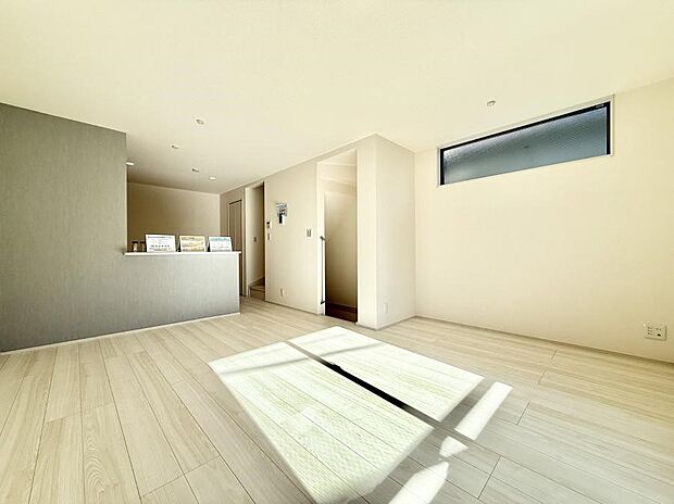 【リビング】■光と風を感じる、リラックスできる空間