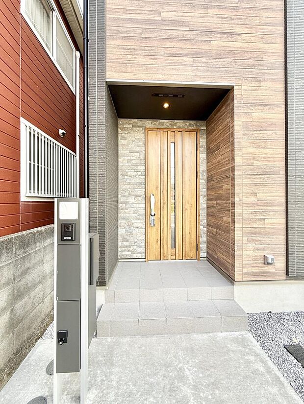 【玄関】■ 帰るたびにホッとする、安心感のある佇まい