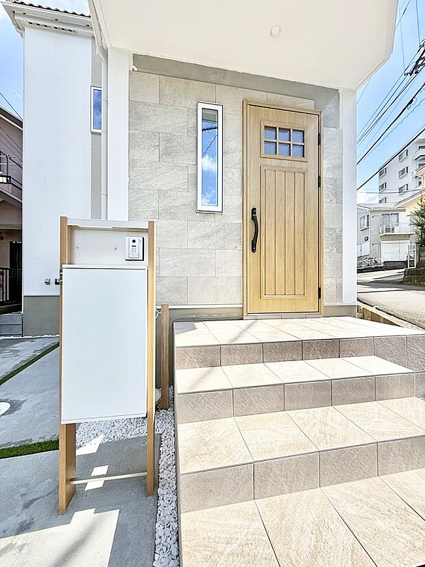【玄関】1号棟  ■ シンプルで美しく、住まいの第一印象を彩る玄関です