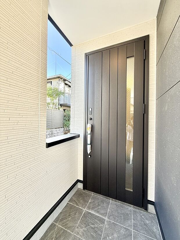 【玄関】■ 家族とゲストをやさしく迎える、心温まる玄関