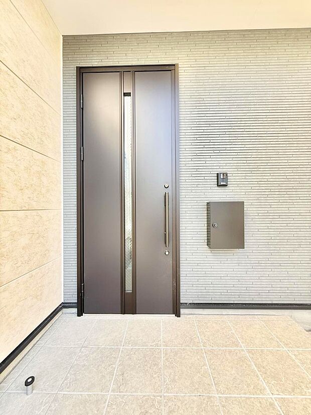 【玄関】■ 家族とゲストをやさしく迎える、心温まる玄関