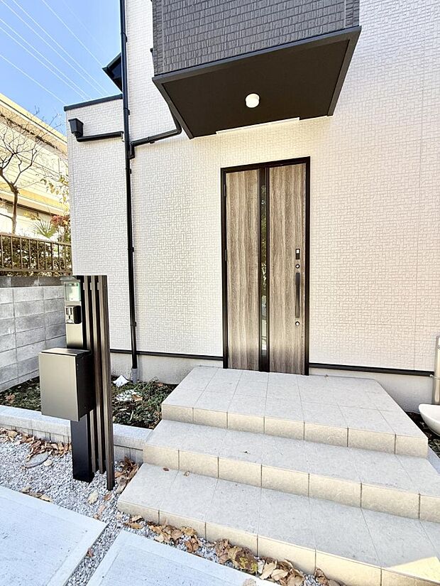 【玄関】■ 帰るたびにホッとする、安心感のある佇まい