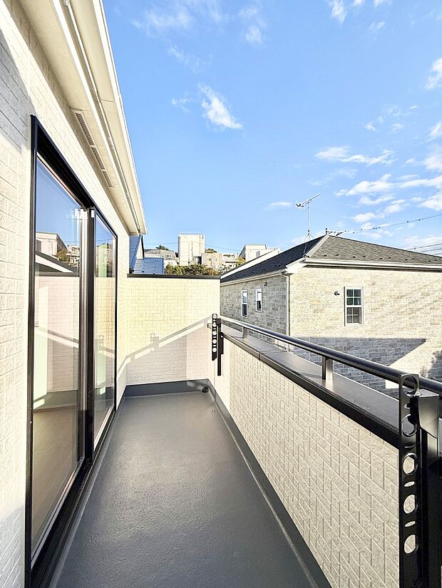 【バルコニー】■ 季節の移ろいを感じられる開放的な空間です