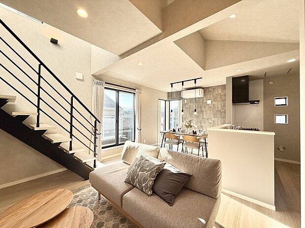 【ダイニング】■温もりを感じる、居心地のいいリビング