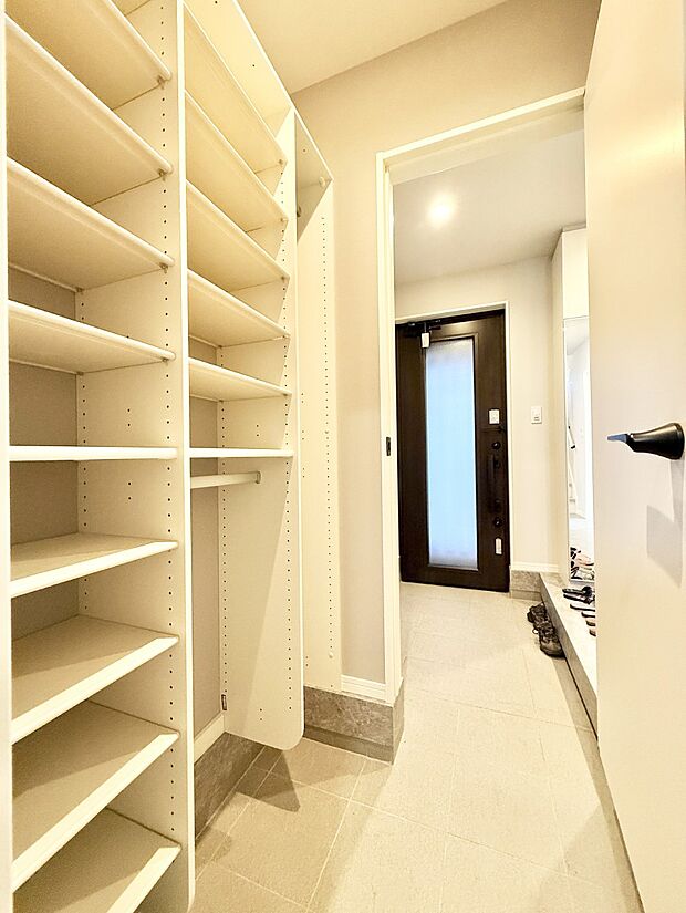 【玄関】■ 毎日を気持ちよく迎える、明るく温もりのある玄関