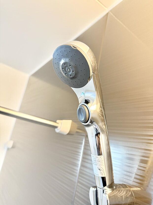 【止水シャワーヘッド】■手元で簡単に止水できるため、水の無駄遣いを減らすことができます。