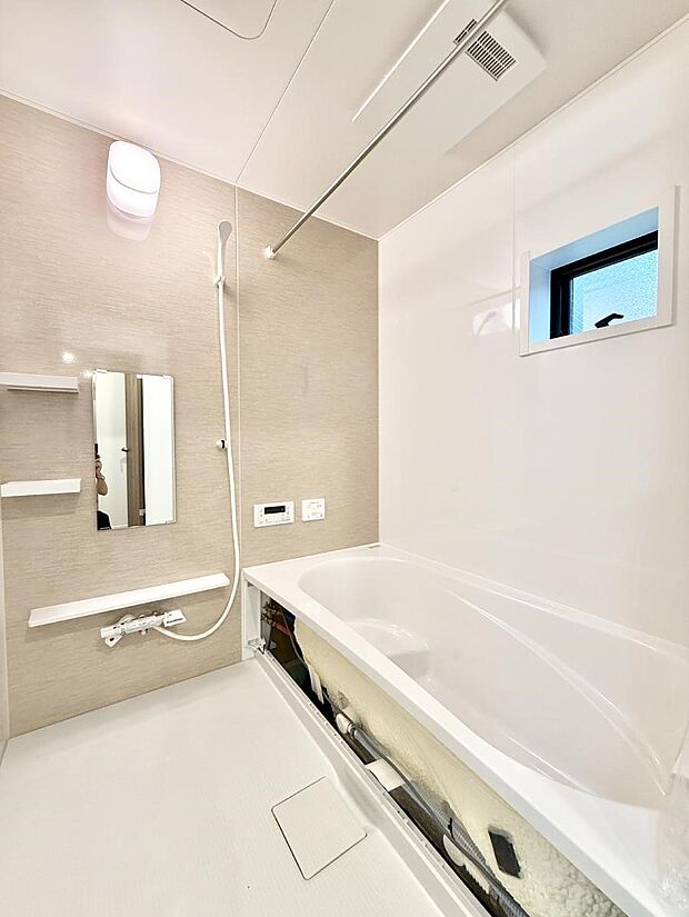 【浴室】■落ち着いた色合いの壁面、ゆっくり寛げるバスルーム