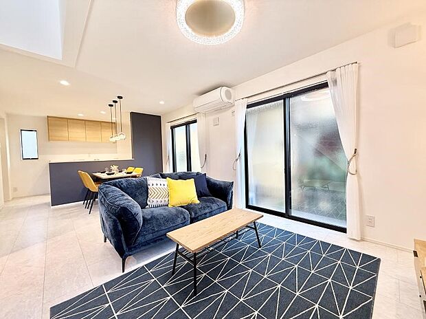 【リビング】■家族の時間を彩る、快適で癒される空間