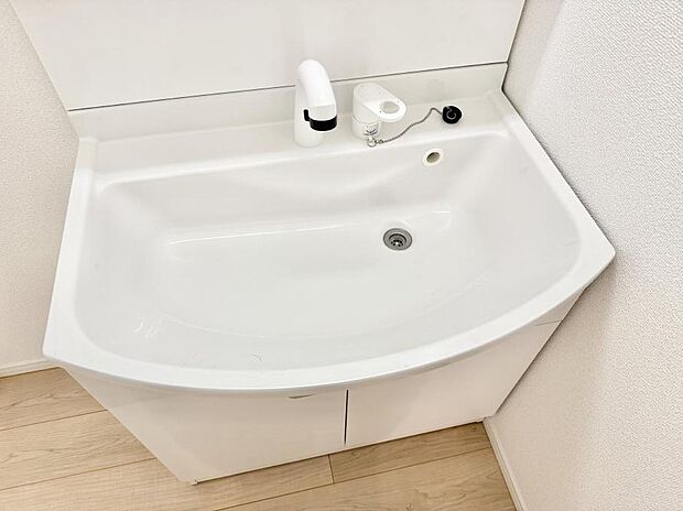 【ハンドシャワー付洗面台】■手洗いや顔を洗う時も快適に使える便利なシャワー