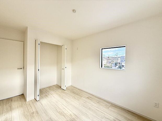 【寝室】■窓の配置や通気性の良い設計で部屋の空気がこもらず、常に新鮮な空気が流れます