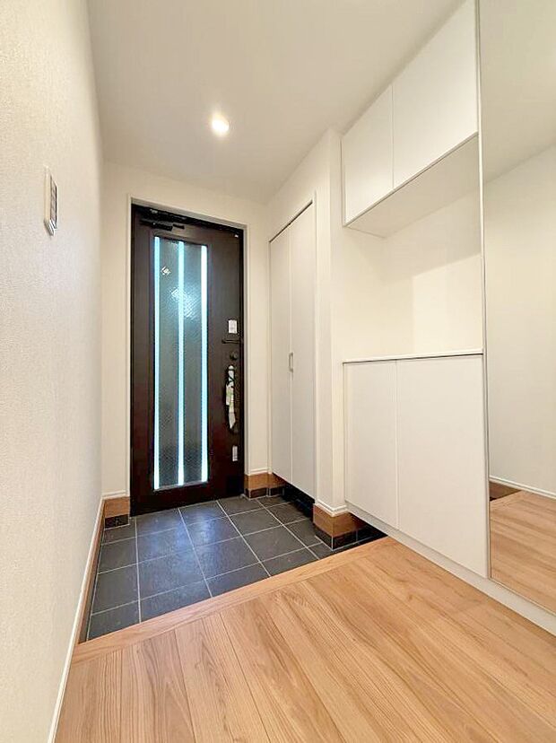 【ウォークインクローゼット】■季節の洋服も、思い出の小物もすっきり収納できるウォークインクローゼット付