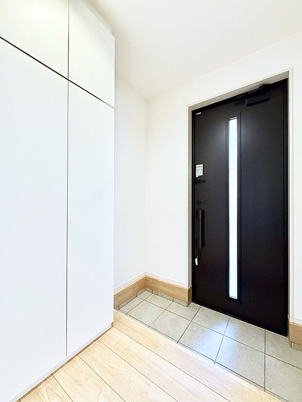 【玄関】■ 家族やゲストをやさしく迎える、心地よい空間