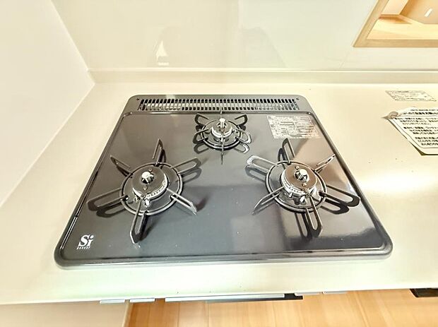 【3口ガスコンロ】■一度に多くの料理ができ便利で効率的