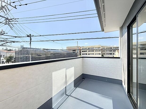 【バルコニー】■ 心地よい風と光を感じる、くつろぎのバルコニー