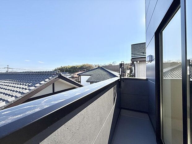 【バルコニー】■ 朝のコーヒーや夜の星空を楽しむ、癒しの場所