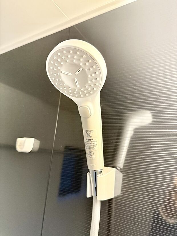 【止水シャワーヘッド】■手元で簡単に止水できるため、水の無駄遣いを減らすことができます。