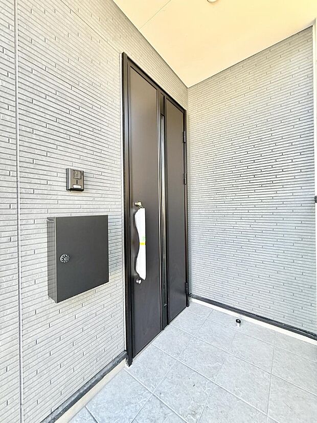 【玄関】■ 帰るたびにホッとする、安心感のある佇まい