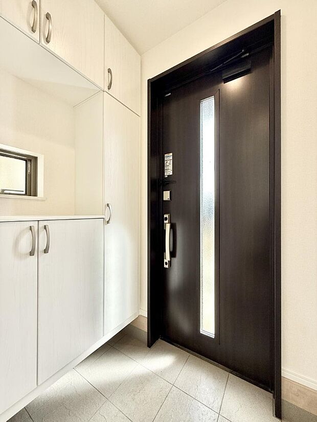 【玄関】■ 毎日を気持ちよく迎える、明るく温もりのある玄関