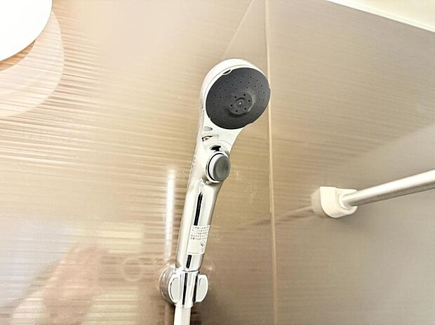 【止水シャワーヘッド】■手元で簡単に止水できるため、水の無駄遣いを減らすことができます。