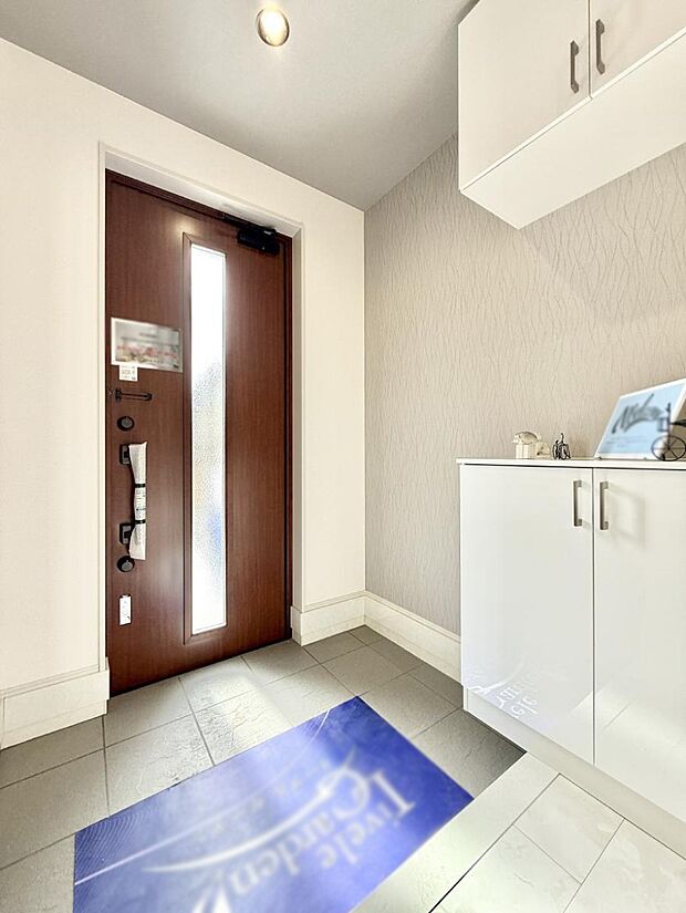 【玄関】■ 毎日を気持ちよく迎える、明るく温もりのある玄関